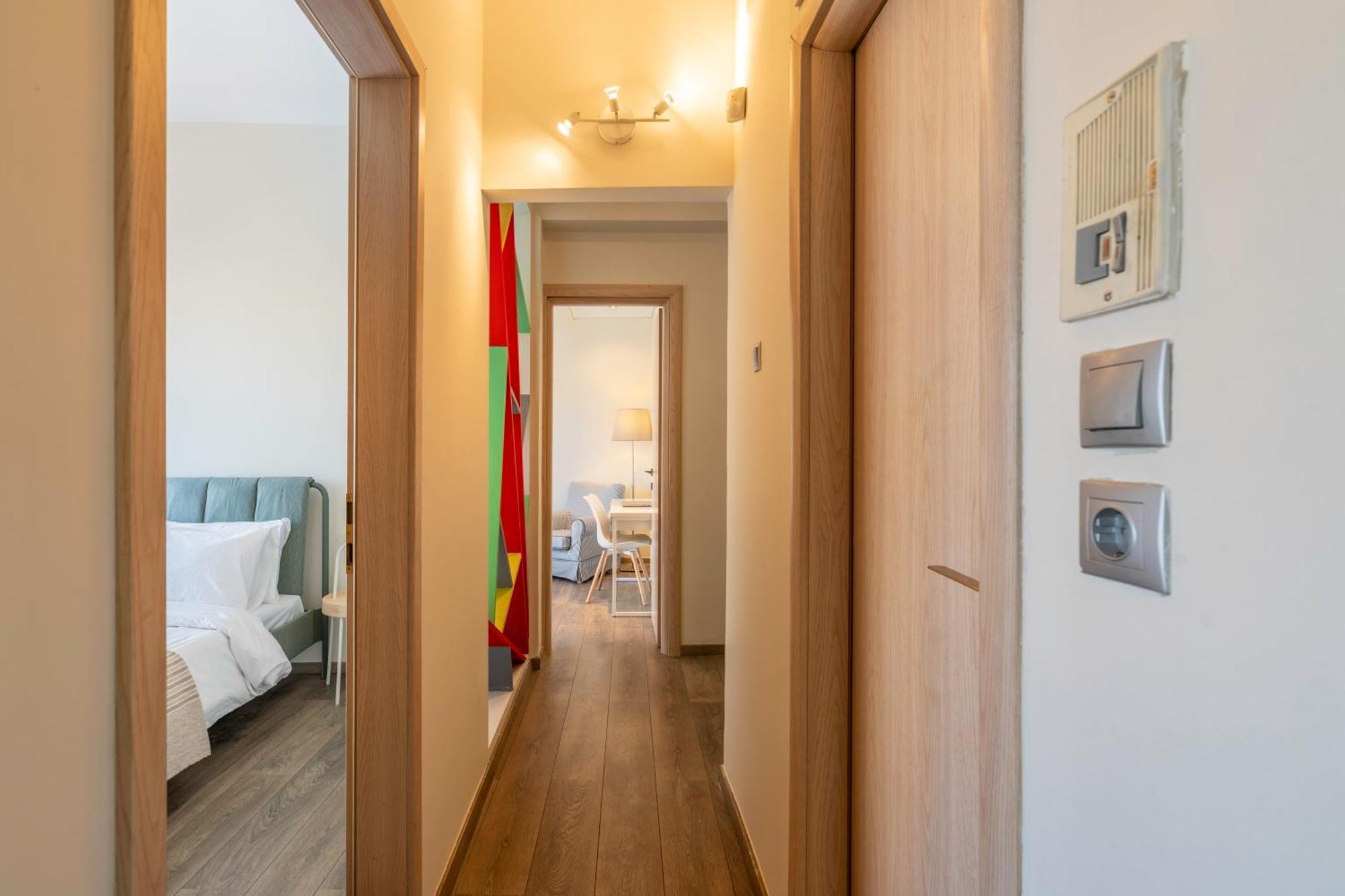 Oasis: Newly Renovated 2br In Center Apartment *