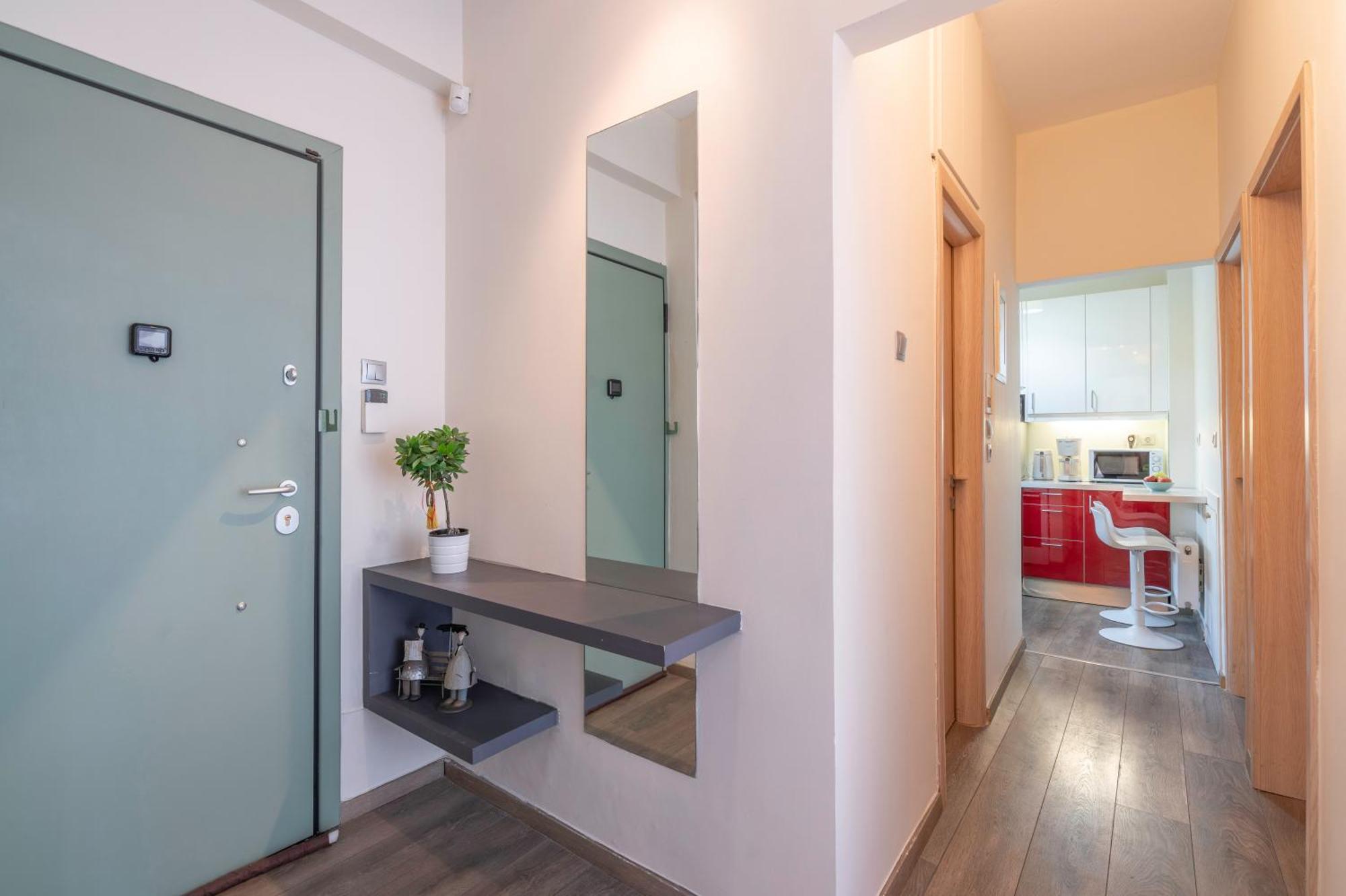 Oasis: Newly Renovated 2br In Center