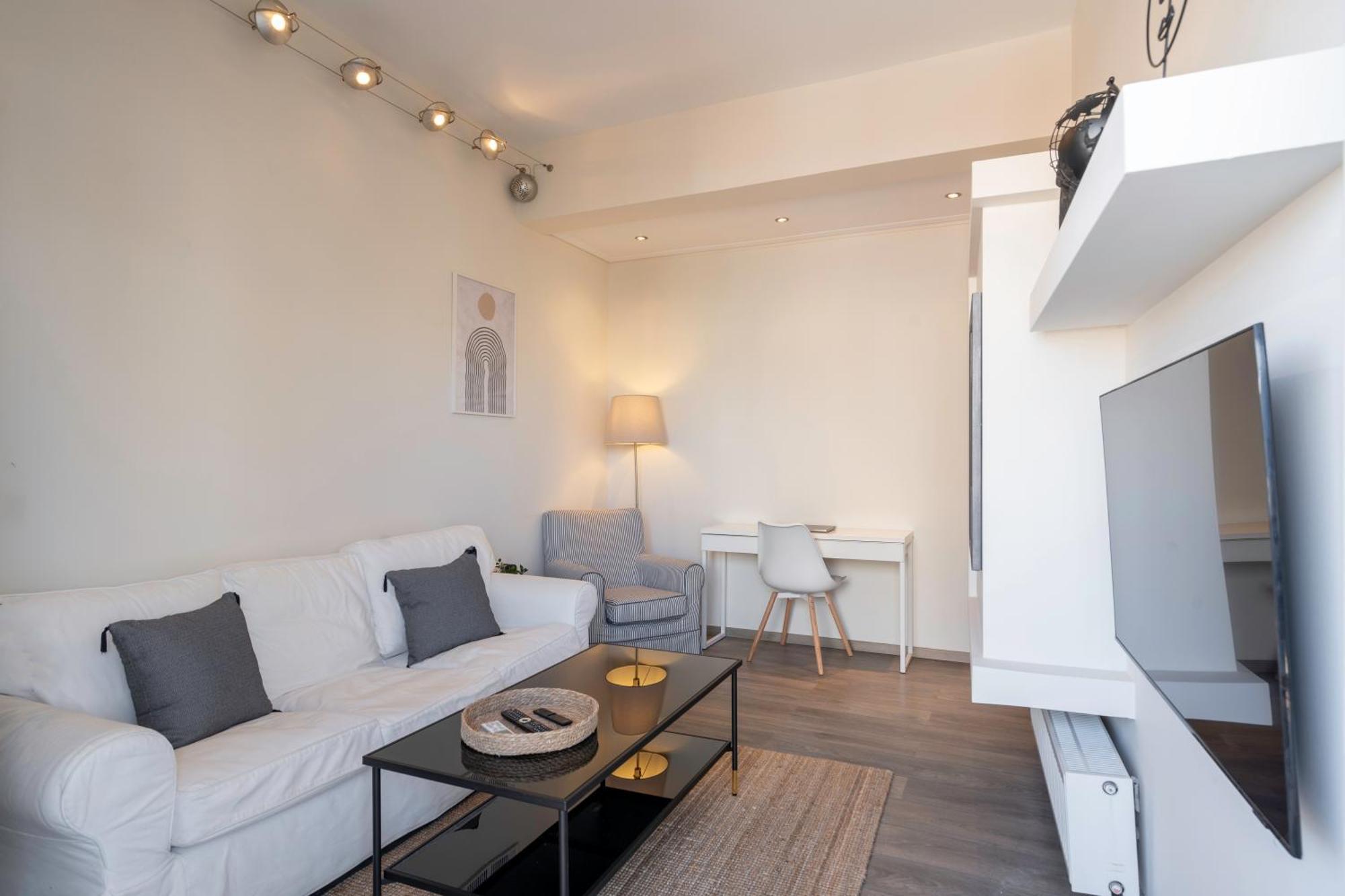 Oasis: Newly Renovated 2br In Center Apartment *